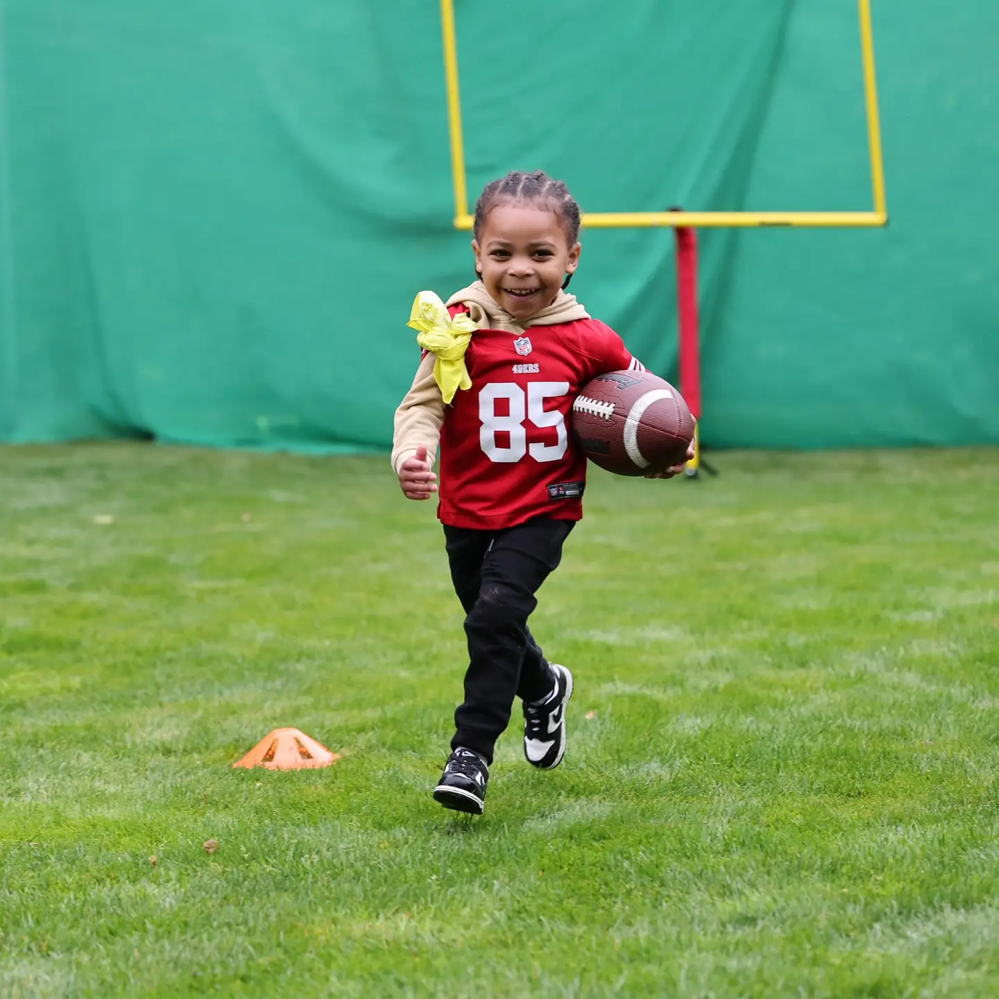 An early morning burst of energy sets the tone for an inspiring 49ers training session!!!