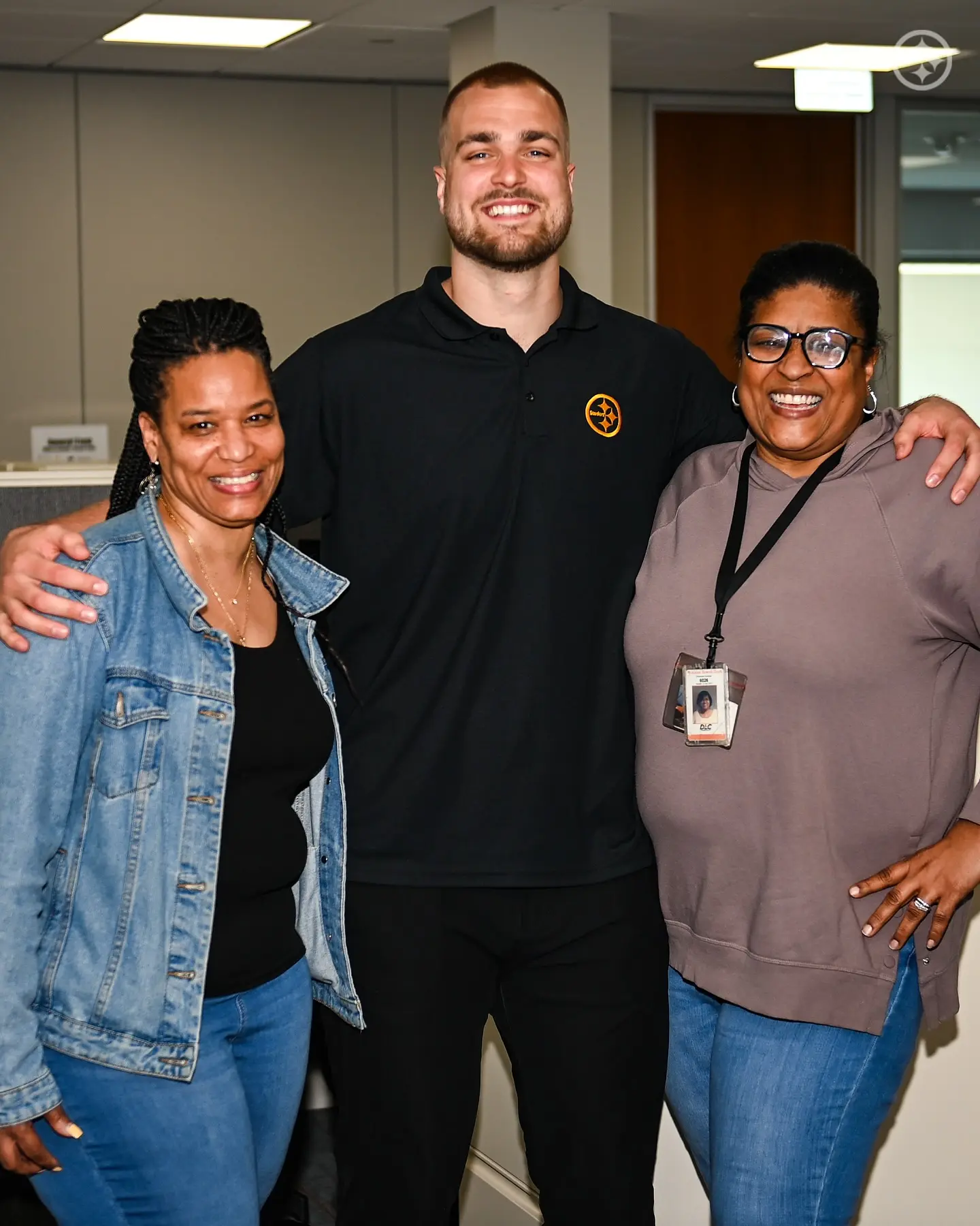 Freiermuth Delivers Lunch To Heroes In Pittsburgh