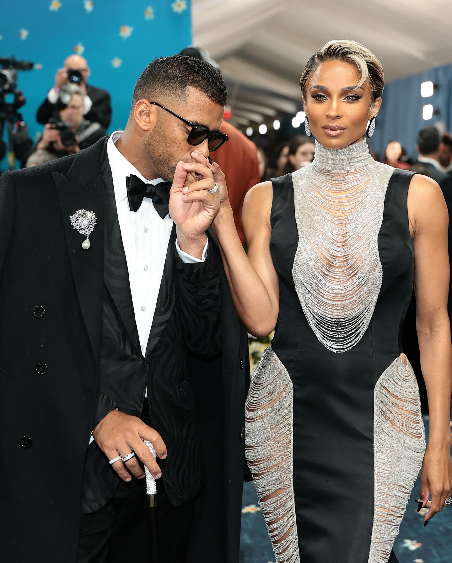 From MetLife to METGala: Russell Wilson Joins Ciara NFL champ Wilson shines at METGala with Ciara, uniting fashion and cultural pride tonight!