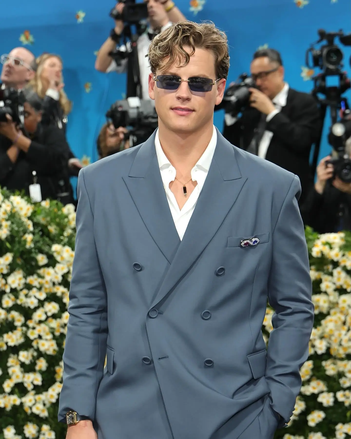 Joe Burrow Shines At Met Gala 2025 NFL star and cultural icon Joe Burrow stuns at the Met Gala 2025 in a stylish debut. Truly